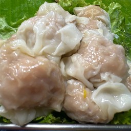 เกี๊ยวหมูลวก 10ลูก ราดกระเทียมเจียว