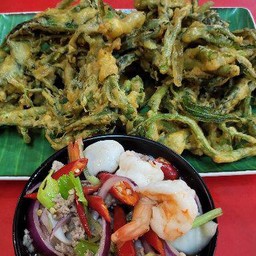 ยำผักบุ้งกรอบ