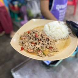 หมูสับผัดพริกขี้หนูราดข้าว