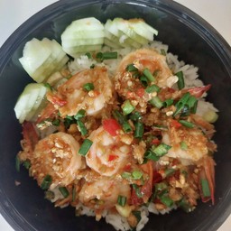 ข้าวหอมมะลิราดกุ้งคั่วพริกเกลือ