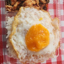 ผัดพริกแกงไก่ไข่ดาว