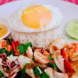 กระเพราถาด!ทะเล แถมฟรีไข่ดาว