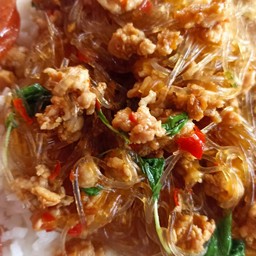ผัดกระเพราวุ้นเส้นหมูสับ(ราดข้าวฉ