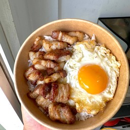 ข้าวหมูสามชั้นทอดน้ำปลา