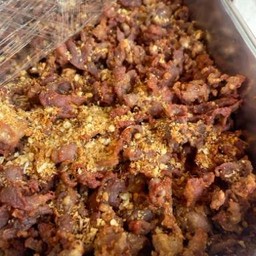 หมูทอดกระเทียม กับข้าว