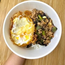 กะเพราล้นจาน