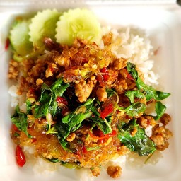 กะเพราหมูสับวุ้นเส้นราดข้าว