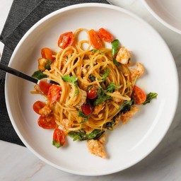 พาสต้าเส้น ลิงกวิเน ผัดกับเนื้อปู มะเขือเทศ และ ร็อคเก็ตสด