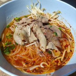 หมี่กรอบต้มยำเครื่องใน