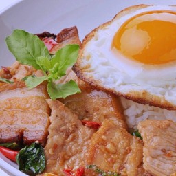 ข้าวกะเพราหมูชิ้น+ไข่ดาว