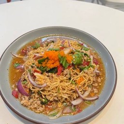 ยำมาม่า หมูสับ ไข่กุ้ง(น้ำปลาร้า)