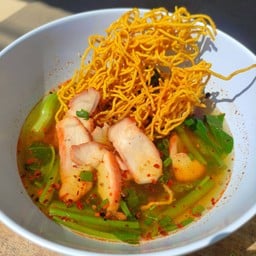 หมี่กรอบต้มยำหมูแดง