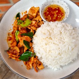 ข้าวผัดพริกแกงหมูชิ้น