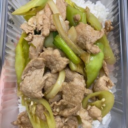 ข้าวผัดพริกอ่อนหมูชิ้น