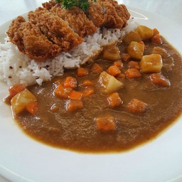 ข้าวหน้าแกงกะหรี่ไก่ทอด
