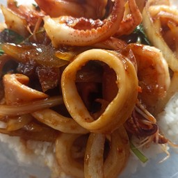 ผัดกระเพราหมูสับ +กุ้งหมึก(ราดข้าว)