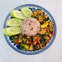 ข้าวราดผัดกระเพราเห็ด