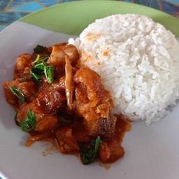 ผัดพริกแกงหมูกรอบ