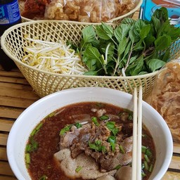 ก๋วยเตี๋ยวป้าดาน้ำตกหมู-เนื้อ