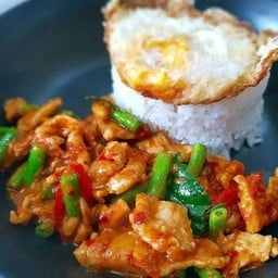 ผัดพริกแกงหมู