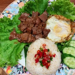 ข้าวผัดเนื้อทอดโคขุนไข่ดาว