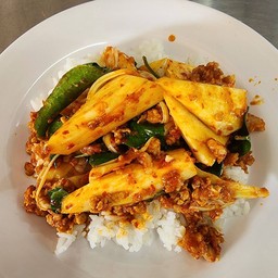 ผัดพริกแกงใต้ใส่ยอดมะพร้าว ราดข้าว