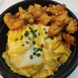 ข้าวไก่ทอดราดซอส+ไข่ข้น