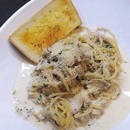 สปาเกตตี้ไวท์ซอสแฮมไส้กรอกบุชเชอร์