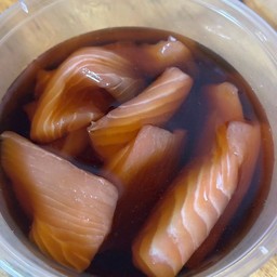 แซลมอนดอง ส่วนหาง 100g   (ไม่แถมน้ำจิ้มซีฟูีด)