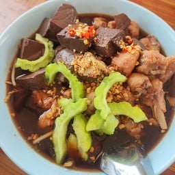 ลุงยอดก๋วยเตี๋ยวไก่มะระรสเด็ด สาขา1  ถนนราชการรถไฟ ศรีสะเกษ