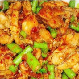 ผัดพริกแกงไก่ราดข้าว