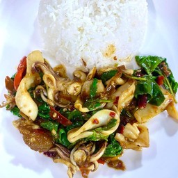 กระเพราปลาหมึก