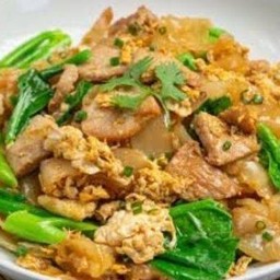 ผัดซีอิ้วไก่เส้นใหญ่