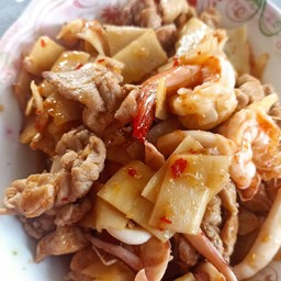 ผัดพริกแกงรวมหน่อไม้ดอง(ราดข้าว)