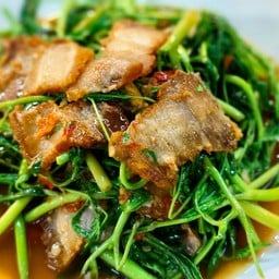 ผัดกระเฉดหมูกรอบ