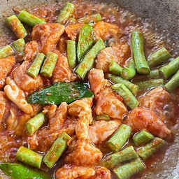 ผัดพริกแกงราดข้าว