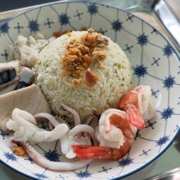 ข้าวคลุกพริกเกลือ 米飯拌上辣椒和海鹽。