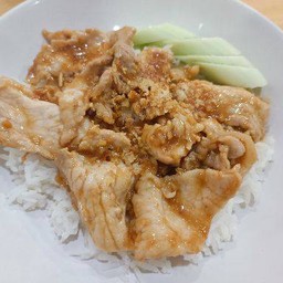 หมูกระเทียมราดข้าว