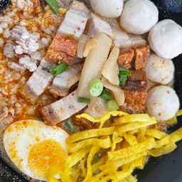 บะหมี่ต้มยำหมูกรอบ+ลูกชิ้นหมู