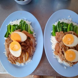 ข้าวขาหมูเนื้อหนังไข่