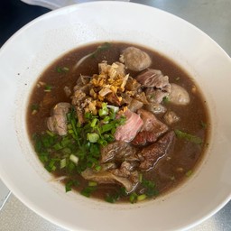 ก๋วยเตี๋ยวเนื้อรวมน้ำตก