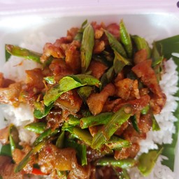 ข้าวผัดพริกแกงหมูสามชั้น
