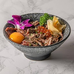 ข้าวหน้าเนื้อวากิว+ไข่แดง