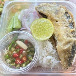ข้าวยำปลาทูทอดกรอบ