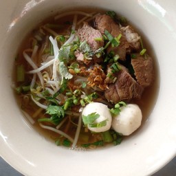 ก๋วยเตี๋ยวหมูตุ่น น้ำตก น้ำใส่ /เส้นเล็ก