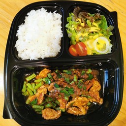 ข้าวหมูผัดพริกแกงพร้อมสลัดผักอินทรีย์