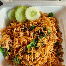 กระเพรามาม่าหมูสับ