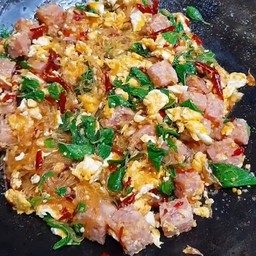 ข้าว ผัดกะเพราสามเซียน (แหนม ไข่ วุ้นเส้น)