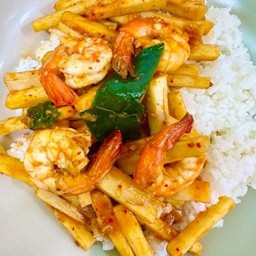 พริกแกงยอดมะพร้าวกุ้งราดข้าว