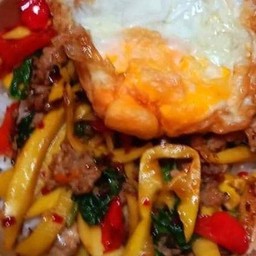 ข้าวกะเพราหน่อไม้หมูสับไข่ดาว